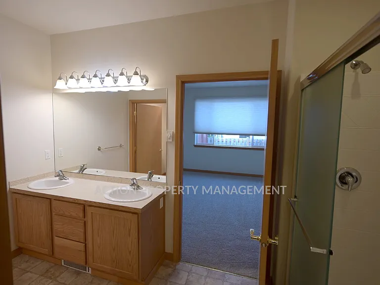 812 E Washington Pl — Photo 21