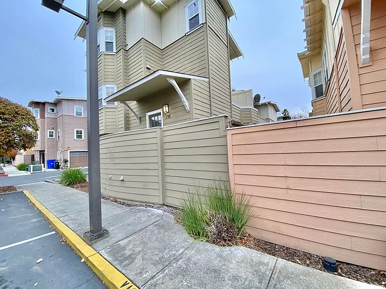 Valley Oak Drive, 140 * — Photo 2