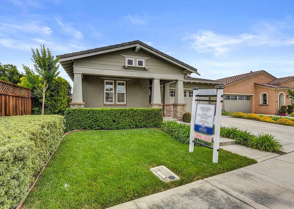 1st image of 670 Connemara Dr