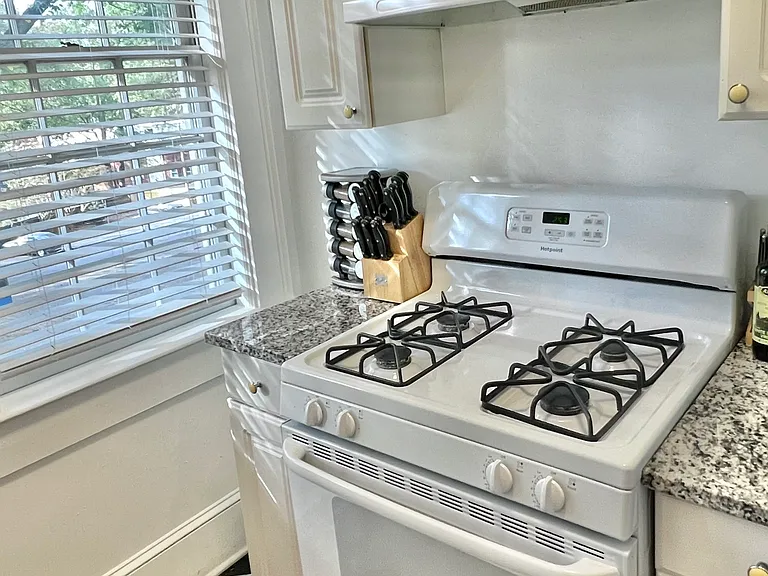 Virginia Court Apartments — Photo 24