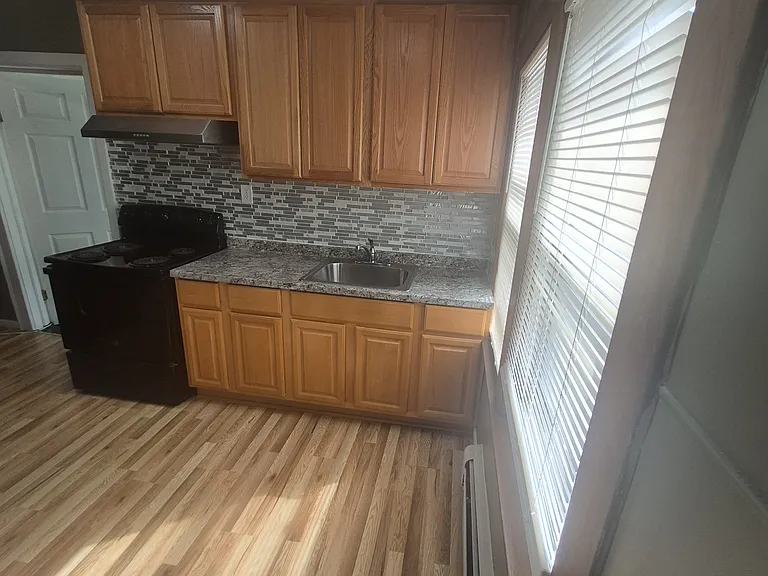 Woodlawn Ave — Photo 5