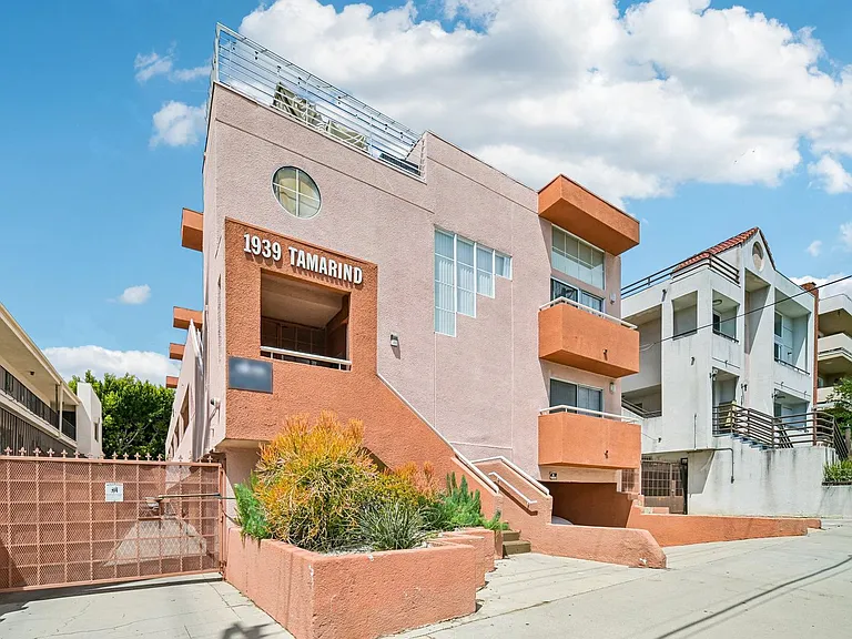 1939 N Tamarind Ave — Photo 14