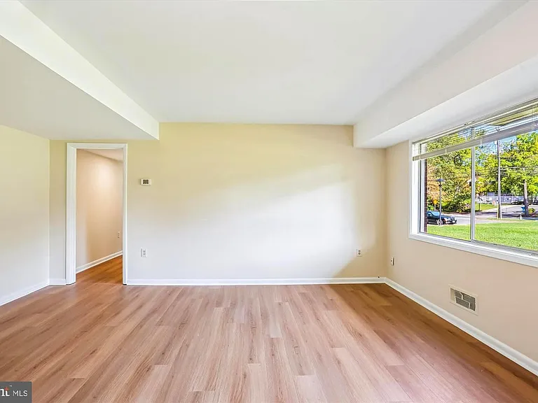 10601 Weymouth St #4 — Photo 10