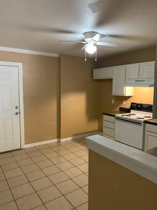 Country Place Apts - 13 — Photo 2