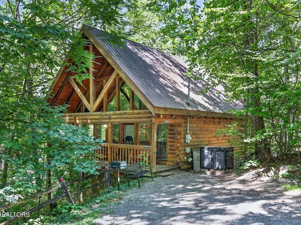 2029 Beach Front Dr, Sevierville, TN 37876