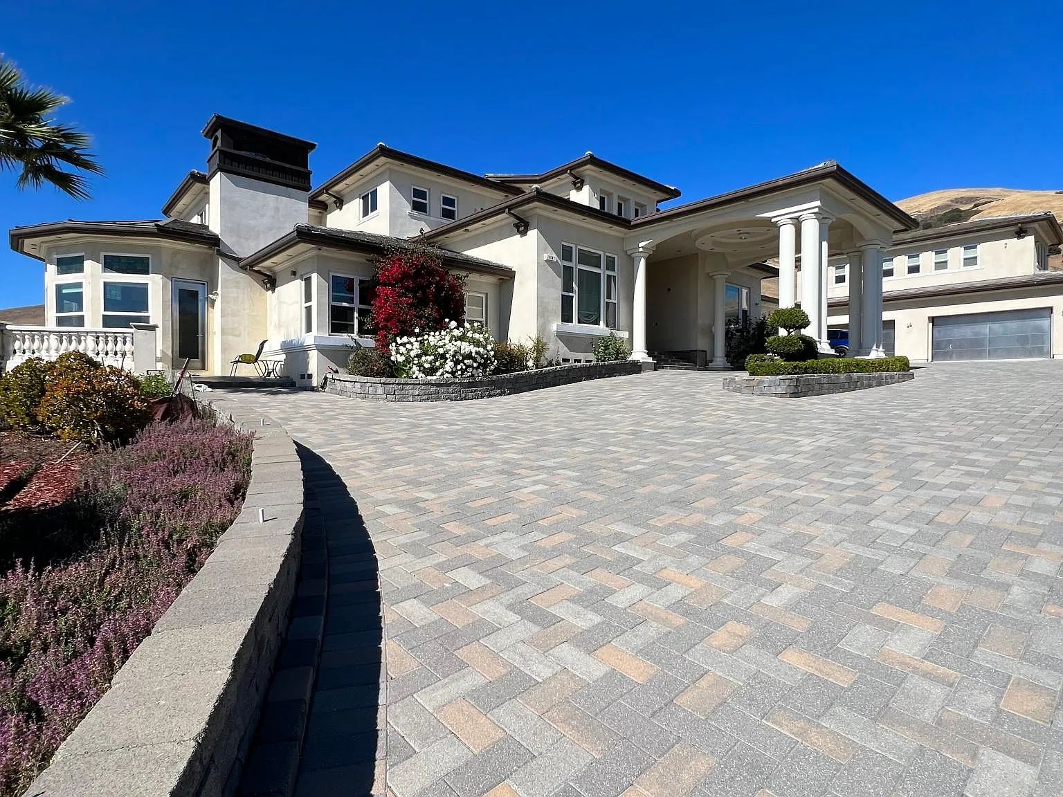 6 bed, 6.5 bath, 10253 sqft, $10,000 — Photo 1