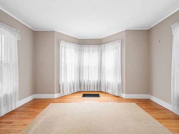 2nd image of 35 19th St