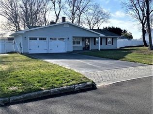 12 Greenbrier Ave, Farmingville, NY 11738