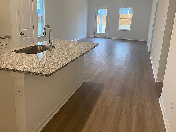 4th image of 1004 Village Ct