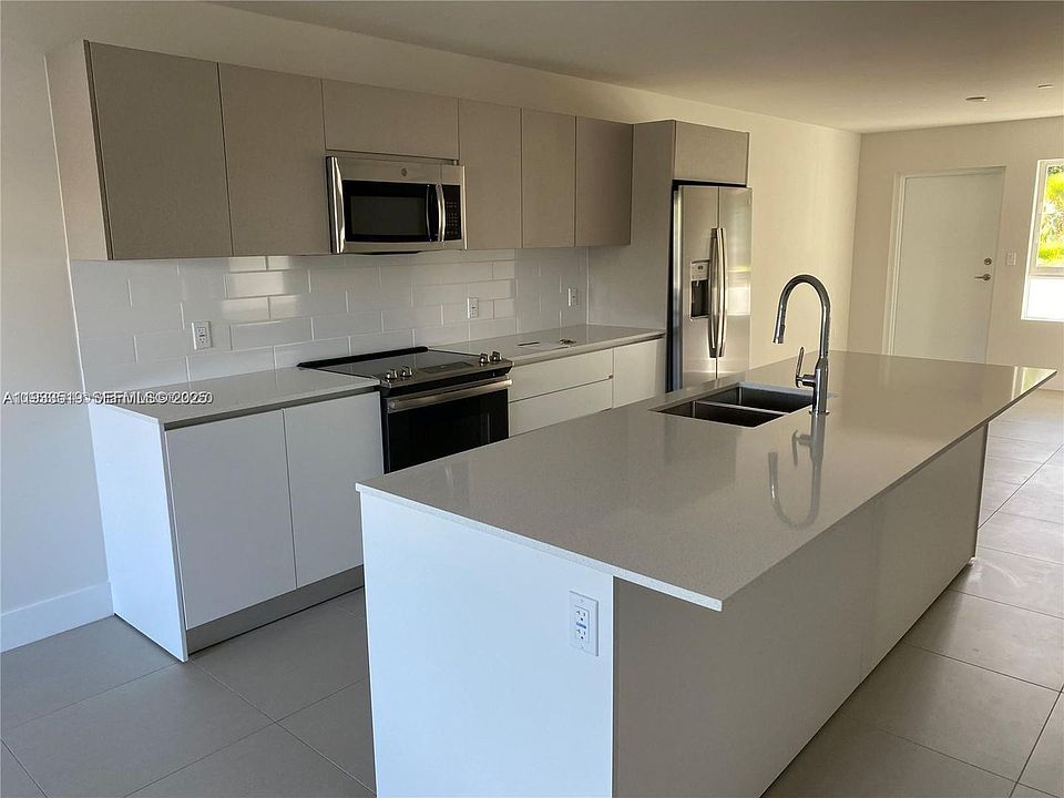 1st image of 2535 NE 193rd St #3108