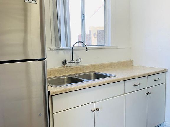 4th image of 727 W 74th St #6861574
