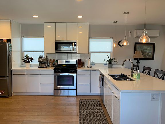 3rd image of 927 F Ave