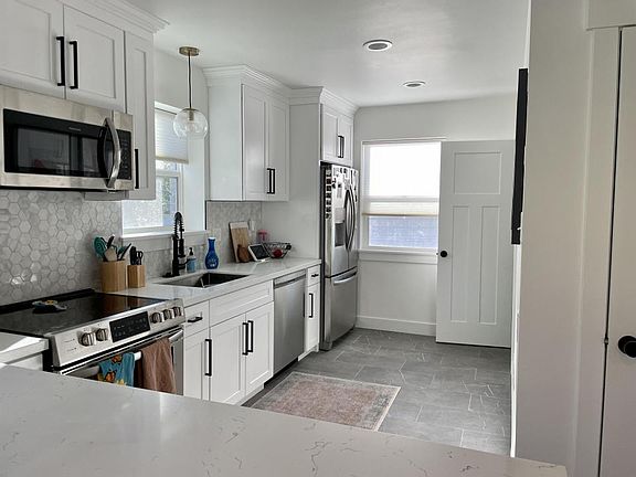 4th image of 2782 S Imperial St