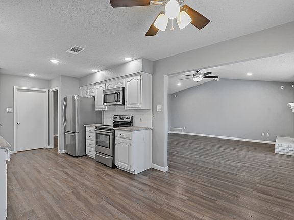 3rd image of 2909 Lake Park Dr