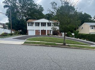 3 Edna Ln, Commack, NY 11725