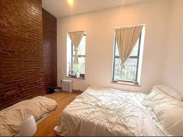 261 E 10th St #18 — Photo 4