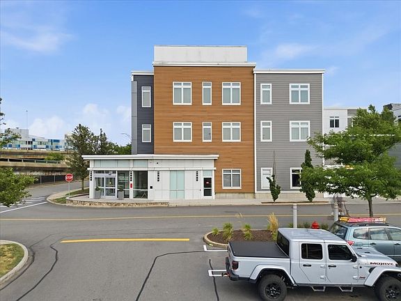 2nd image of 60 Cross St E #319