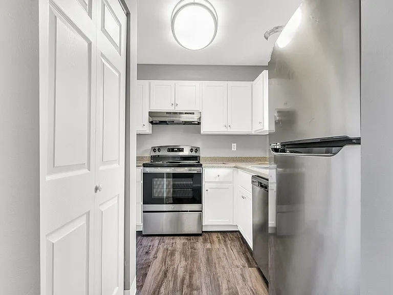 Tamarlane Apartments — Photo 16