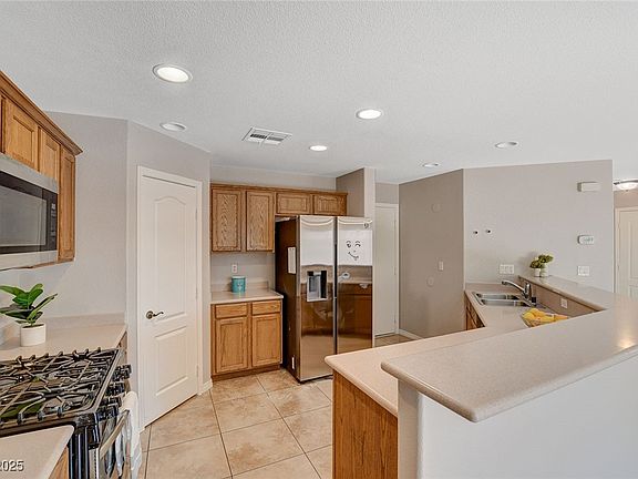 3rd image of 10643 Mann St