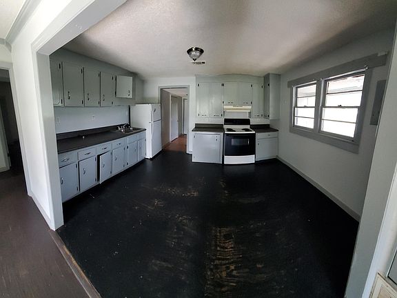 3rd image of 402 W North Ave