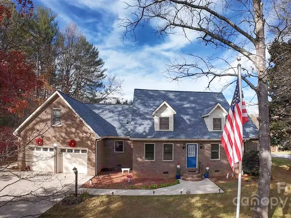 121 Apple Blossom Dr, Morganton, NC 28655