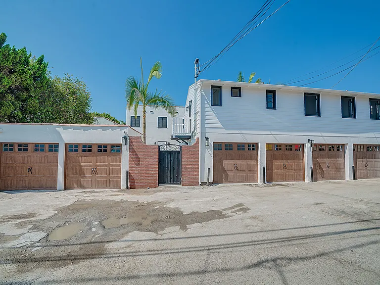 1014 S Hayworth Ave — Photo 4