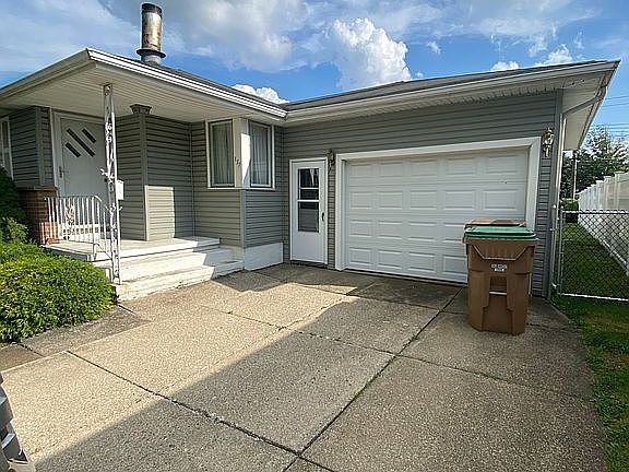 3rd image of 177 Crandon Blvd