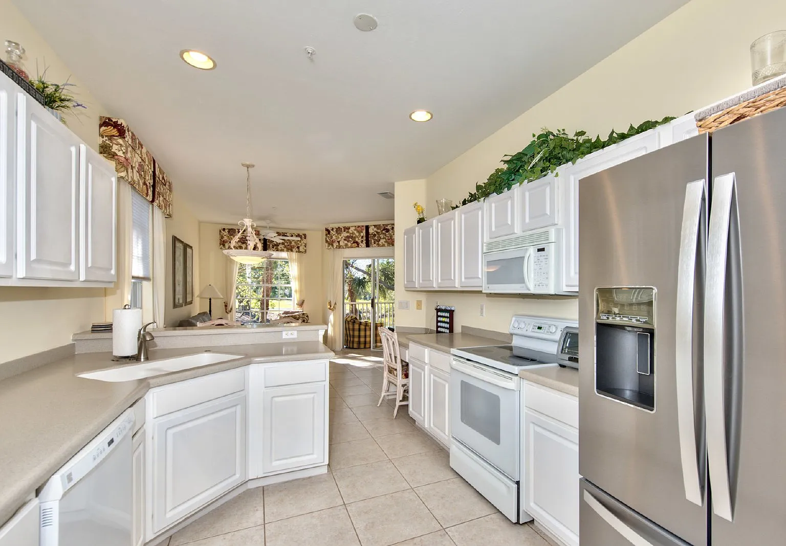 3 bed, 2.0 bath, 1988 sqft, $6,500 — Photo 2