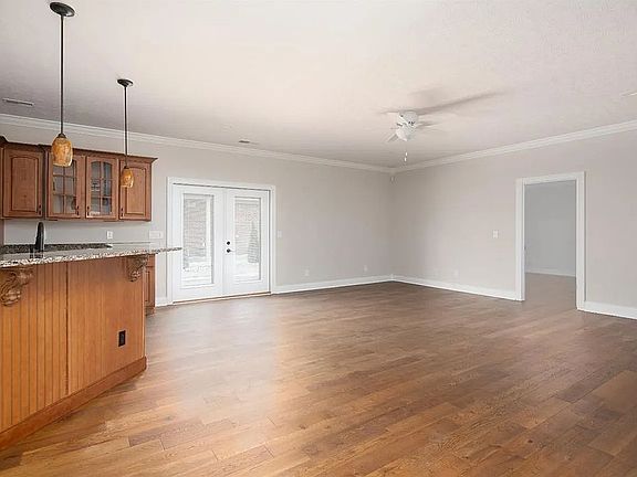 5th image of 121 Woods Way