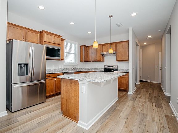 4th image of 735 Blue Iris Way