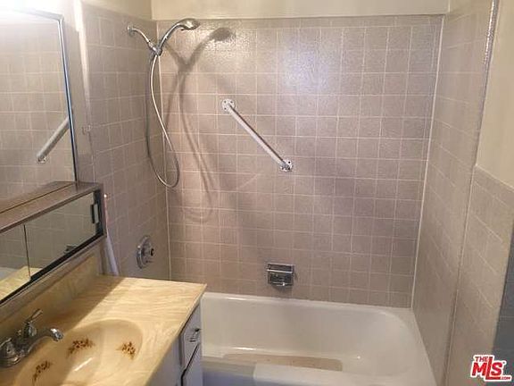 4th image of 10439 Parmelee Ave
