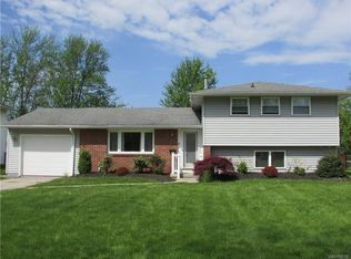 30 Woodbury Dr, Lockport, NY 14094