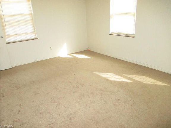 3rd image of 454 E 222nd St