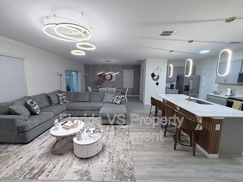 4 bed, 2.5 bath, 2260 sqft, $2,400 — Photo 4