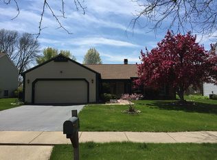 462 Newport Dr, Naperville, IL 60565
