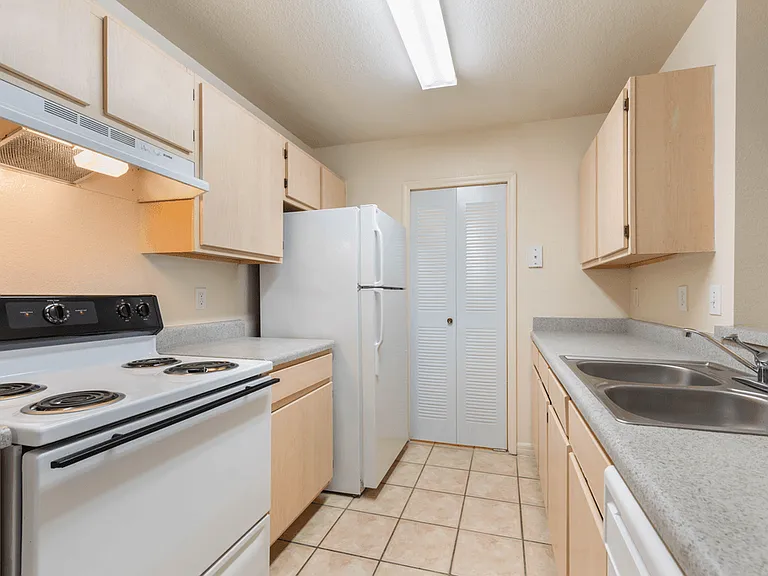 Grande Court Apartments — Photo 34
