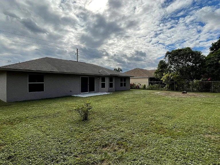 517 SW Paar Dr — Photo 3