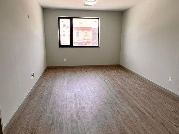 5th image of 10861 Roosevelt Ave #2B