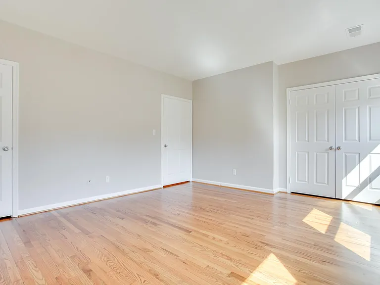 1045 N Stafford St — Photo 11