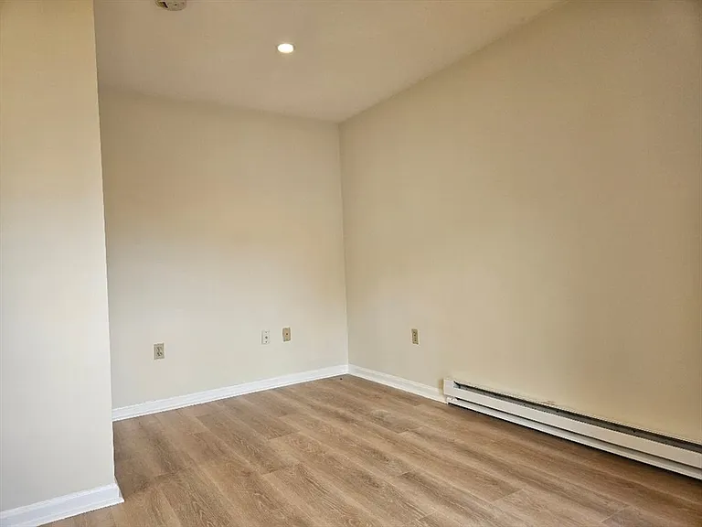 850 Broad St #3 — Photo 3