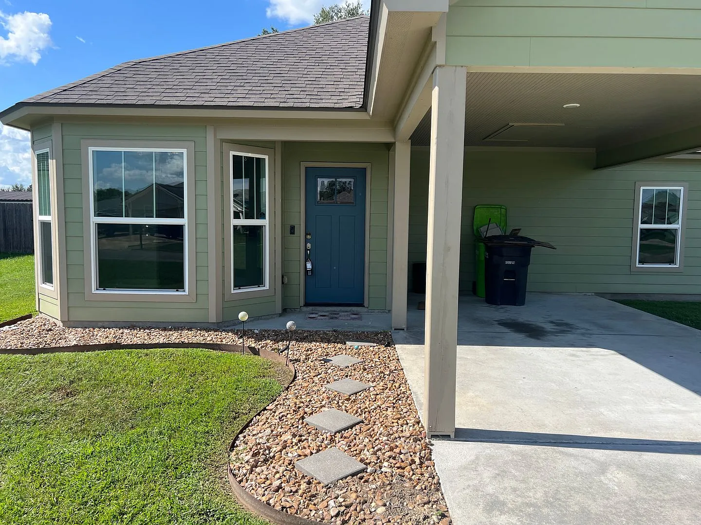 Beautiful 3 Bed, 2 Bath Home in Breaux Bridge with Fenced Yard & Upgraded Finishes $1,600/mo — Photo 2