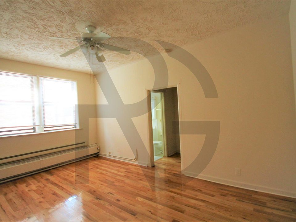 2nd image of 1050 W George St #A007