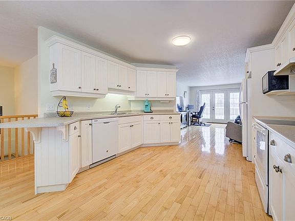 5th image of 142 Miller St
