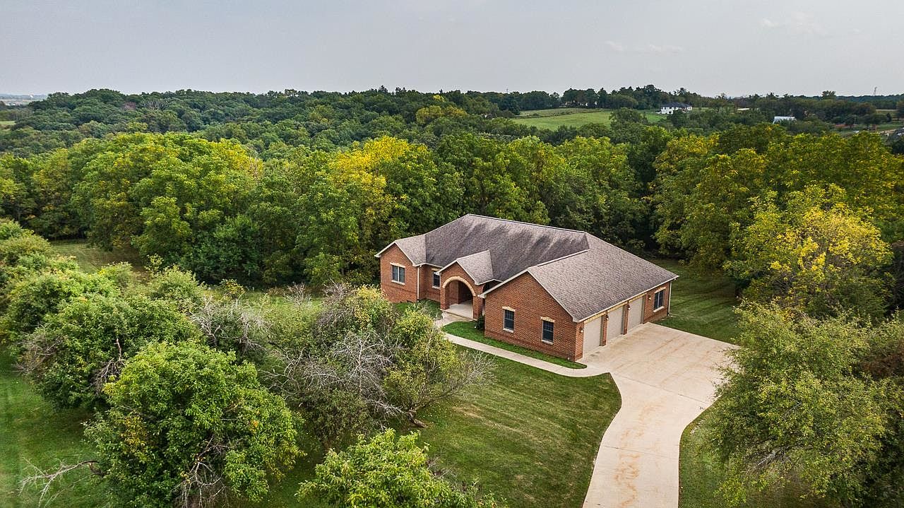 17062 Castlemaine Ln, Dubuque, IA 52001 Zillow
