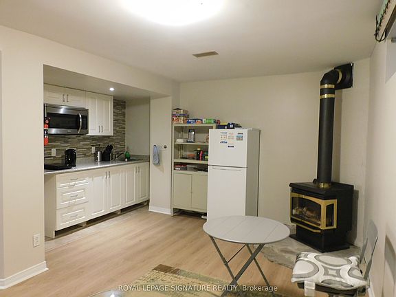 2nd image of 1132 Queen St W