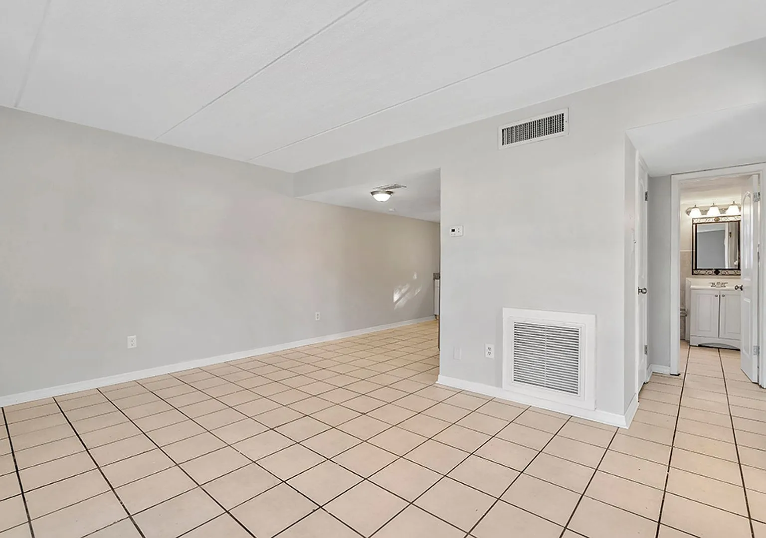 Kenwood - Renovated 1 & 2 Bedrooms — Photo 4