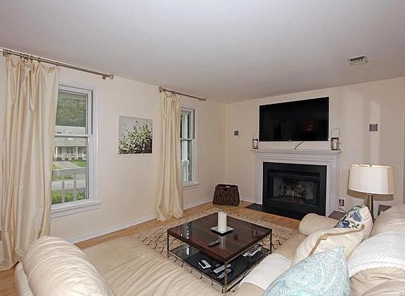 4th image of 909 Hartford Ln