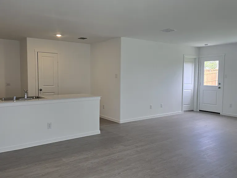 7916 Rutherford Ln — Photo 8