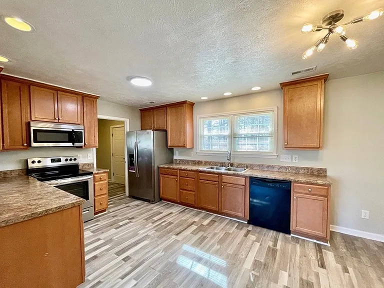 824 Fresno Dr — Photo 12