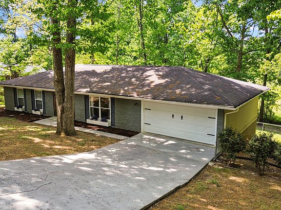 3rd image of 740 Whisperwood Trl NE